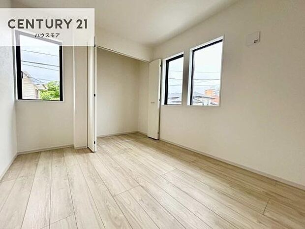 掃き出し窓がないお部屋は、お子様のお部屋としても安心です!収納スペースも充実しているので散らかったお部屋をサッと片付けられます!