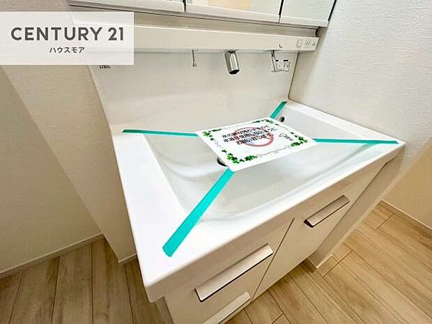 深い洗面台ボウルは、水が跳ねにくいのでお手入れが楽々!清潔感が保てます!キレイな洗面所で自分磨きのモチベーションが上がりますね!