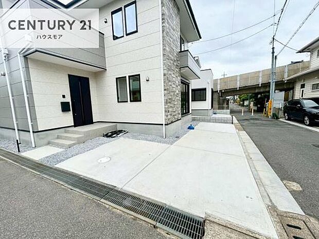駐車スペースは2台分あります!セカンドカーはもちろん、バイクや自転車なども置き場所に困りません。