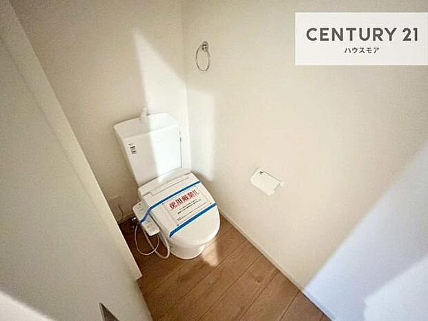1・2階にトイレがございます!朝の忙しい時間帯も待たずにすみそうですね。白を基調とした清潔感のあるトイレでお手入れがしやすいです!