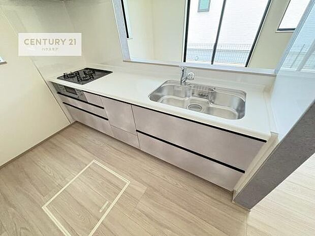 大人気の対面式システムキッチンを採用しています！ご家族のコミュニケーションが自然と増える設計です。お子様にも目が届くので嬉しいですね！広々使えて快適で作業が進みます。