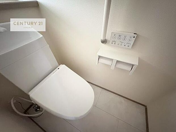 1・2階にトイレがございます！朝の忙しい時間帯も待たずにすみそうですね。白を基調とした清潔感のあるトイレでお手入れがしやすいです！