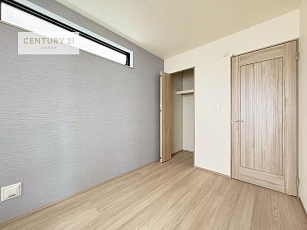リビングと隣接している洋室です！客間としてはもちろん、家事の休憩スペースとして使用するのもいいですね！