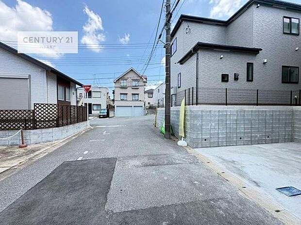 前面道路は6ｍ！陽当り良好な立地です。車庫入れが苦手な方も安心ですね。