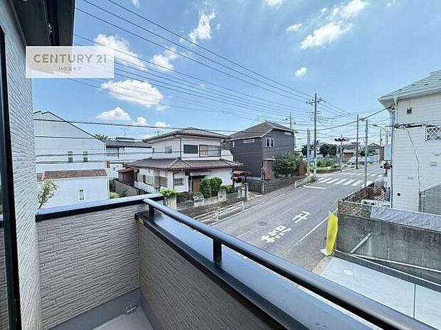 晴れた日には青い空を見渡せる開放的な時間を楽しめます。気持ちの良い風が通り抜ける街並みです!