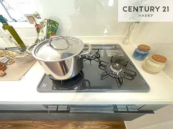 コンロは三口あるのでお料理の同時進行ができます。もちろんグリル付きです。調理スペースも広々している為作業がしやすい！使い勝手が良いシステムキッチンです！
