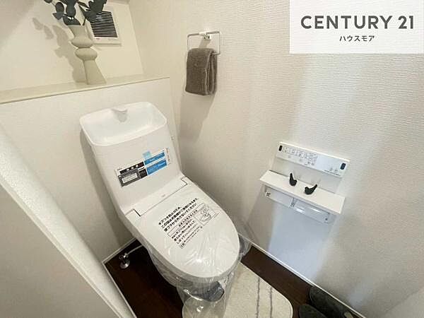 1・2階にトイレがございます！朝の忙しい時間帯も待たずにすみそうですね。白を基調とした清潔感のあるトイレでお手入れがしやすいです！