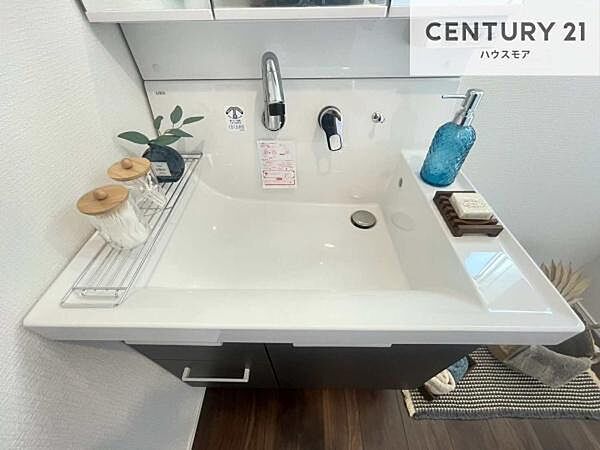 深い洗面台ボウルは、水が跳ねにくいのでお手入れが楽々！清潔感が保てます！キレイな洗面所で自分磨きのモチベーションが上がりますね！