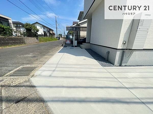 駐車スペースは2台分あります！セカンドカーはもちろん、バイクや自転車なども置き場所に困りません。