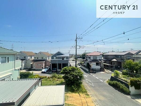 晴れた日には青い空を見渡せる開放的な時間を楽しめます。気持ちの良い風が通り抜ける街並みです！