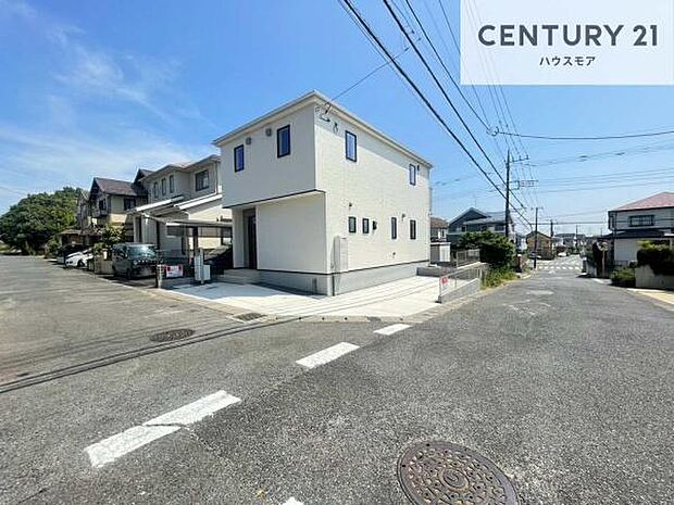 前面道路6m×6m!陽当り良好な立地です。車庫入れが苦手な方も安心ですね。