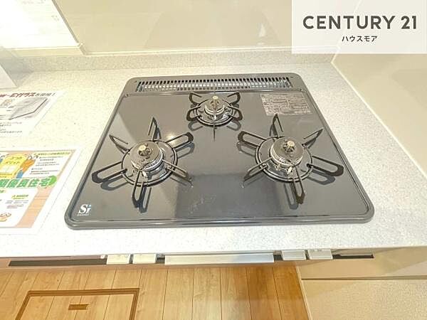 コンロは三口あるのでお料理の同時進行ができます。もちろんグリル付きです。調理スペースも広々している為作業がしやすい！使い勝手が良いシステムキッチンです！