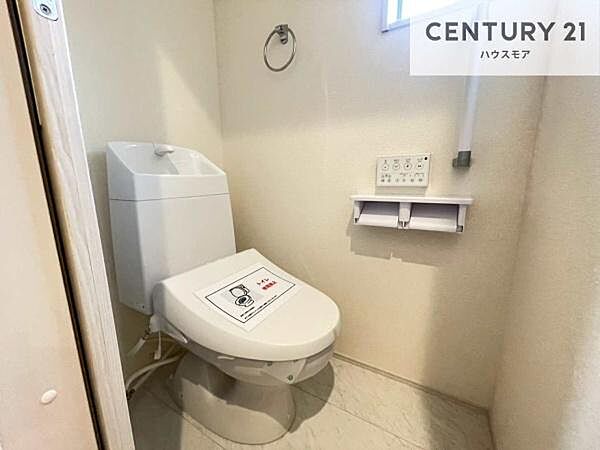 1・2階にトイレがございます！朝の忙しい時間帯も待たずにすみそうですね。白を基調とした清潔感のあるトイレでお手入れがしやすいです！
