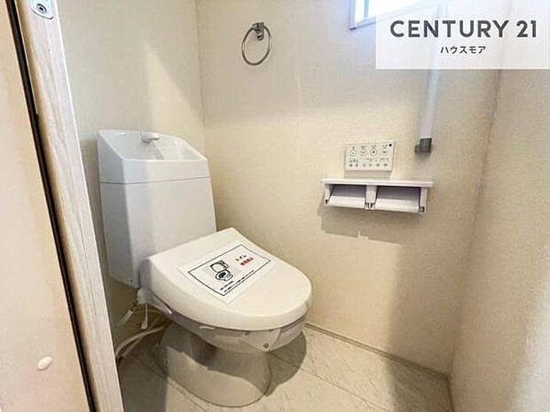 1・2階にトイレがございます!朝の忙しい時間帯も待たずにすみそうですね。白を基調とした清潔感のあるトイレでお手入れがしやすいです!