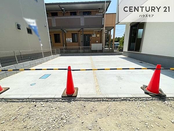 駐車スペースは2台分あります！セカンドカーはもちろん、バイクや自転車なども置き場所に困りません。