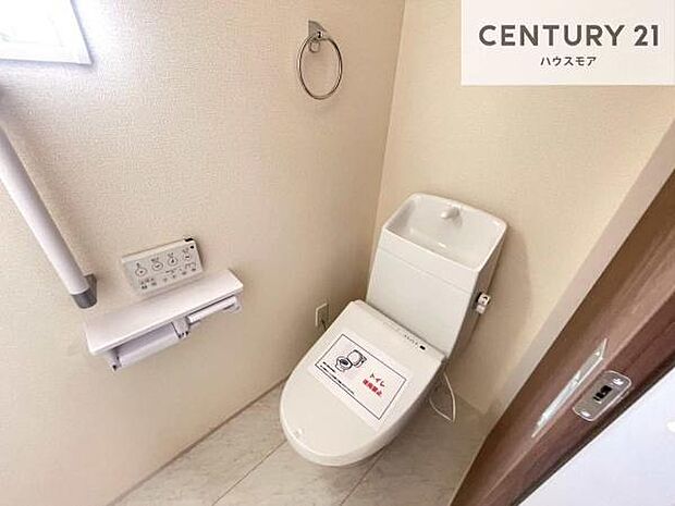 1・2階にトイレがございます!朝の忙しい時間帯も待たずにすみそうですね。白を基調とした清潔感のあるトイレでお手入れがしやすいです!