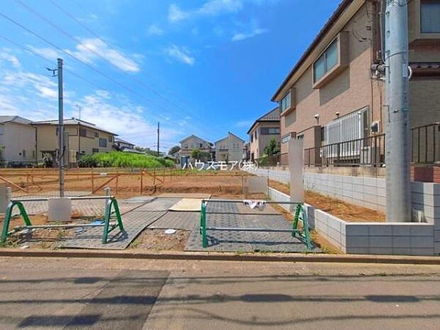 カースペースは並列で2台駐車可能なゆとりある設計。お車同士の入れ替えが不要なため、毎日の通勤やお出かけもスムーズに行えます。【現地販売会開催中】