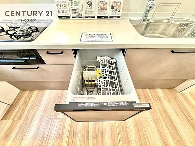食洗機付きのキッチンです!忙しい時や手荒れ防止として大変活躍する便利な仕様です!ビルトインなのでキッチンの場所を取らず調理スペースを広く使うことが出来ます!【現地販売会開催中】