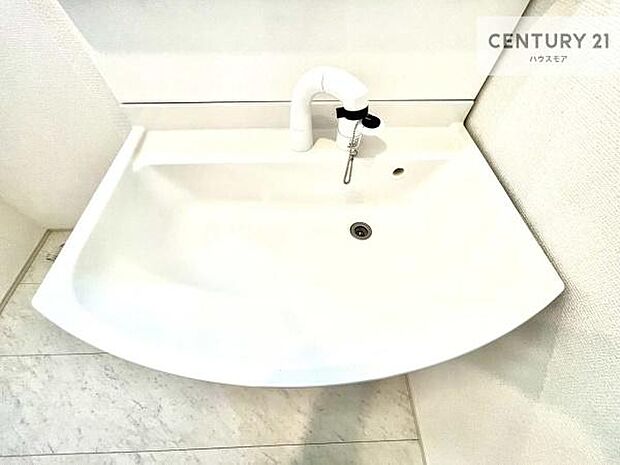 深い洗面台ボウルは、水が跳ねにくいのでお手入れが楽々!清潔感が保てます!キレイな洗面所で自分磨きのモチベーションが上がりますね!