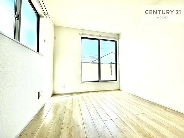 2面採光を確保した明るい室内は、風通しも良く、明るく大変居心地の良い空間となっております。リラックスして過ごせる心地の良いお部屋です!朝の目覚めがスッキリしますね!