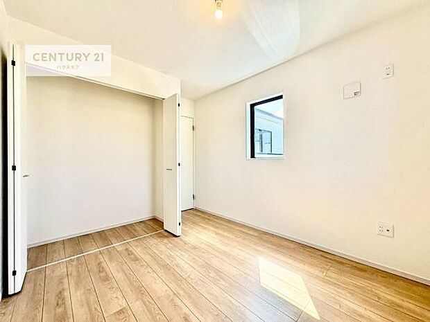 掃き出し窓がないお部屋は、お子様のお部屋としても安心です!収納スペースも充実しているので散らかったお部屋をサッと片付けられます!