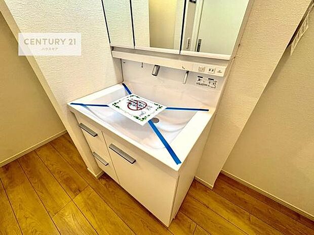 三面鏡仕様の洗面所は、身だしなみがしやすい造り!裏は収納になっています。ドライヤーやお化粧道具を片付けられるので洗面台周りをスッキリと見せることが出来ます!