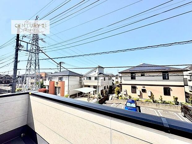 落ち着きある住宅街です！周囲には高い建物がなく、空が広く開放感があり、陽当たりを大きく遮られることもありません！気持ちの良い風が通り抜ける街並みです！