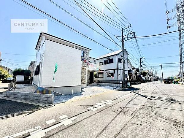 前面道路8.8m×4.5m!陽当り良好な立地です。車庫入れが苦手な方も安心ですね。