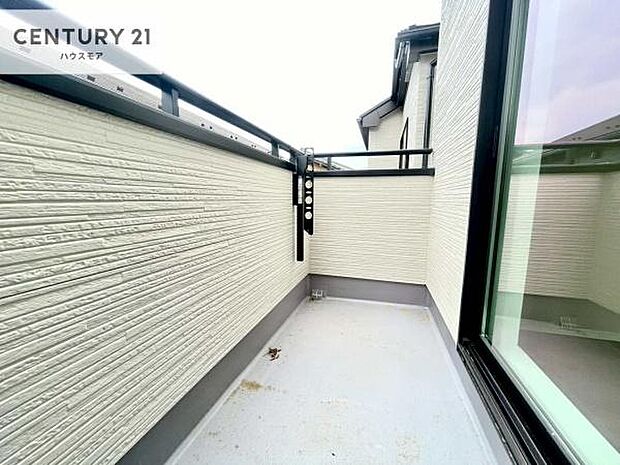 陽当たりの良いバルコニーで、お洗濯物もよく乾きそうですね!お天気の良い日にはバルコニーへ出てリフレッシュするのも気持ちよさそうです。