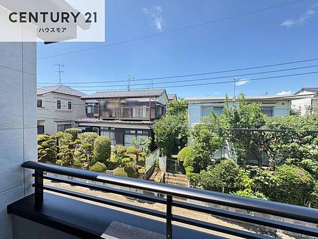 落ち着きある住宅街です!周囲には高い建物がなく、空が広く開放感があり、陽当たりを大きく遮られることもありません!気持ちの良い風が通り抜ける街並みです!