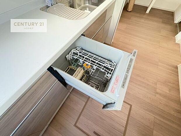 食洗機付きのキッチンです!忙しい時や手荒れ防止として大変活躍する便利な仕様です!ビルトインなのでキッチンの場所を取らず調理スペースを広く使うことが出来ます!