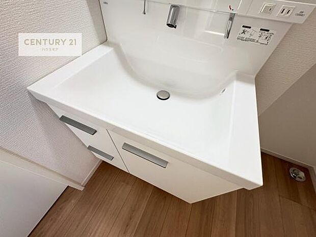 深い洗面台ボウルは、水が跳ねにくいのでお手入れが楽々！清潔感が保てます！キレイな洗面所で自分磨きのモチベーションが上がりますね！