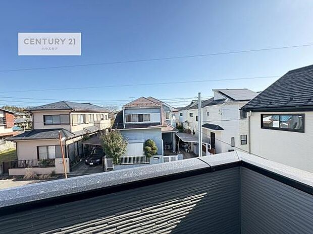 落ち着きある住宅街です！周囲には高い建物がなく、空が広く開放感があり、陽当たりを大きく遮られることもありません！気持ちの良い風が通り抜ける街並みです！