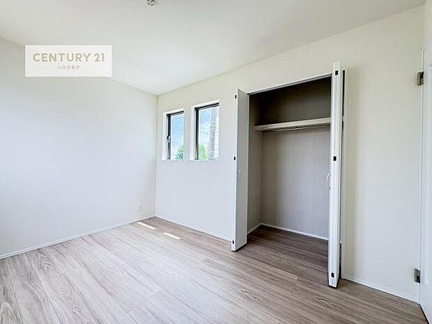 掃き出し窓がないお部屋は、お子様のお部屋としても安心です!収納スペースも充実しているので散らかったお部屋をサッと片付けられます!