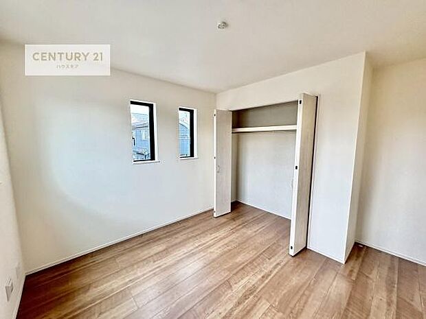 掃き出し窓がないお部屋は、お子様のお部屋としても安心です!収納スペースも充実しているので散らかったお部屋をサッと片付けられます!