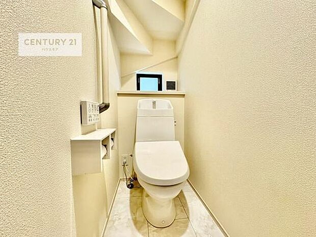 1・2階にトイレがございます!朝の忙しい時間帯も待たずにすみそうですね。白を基調とした清潔感のあるトイレでお手入れがしやすいです!