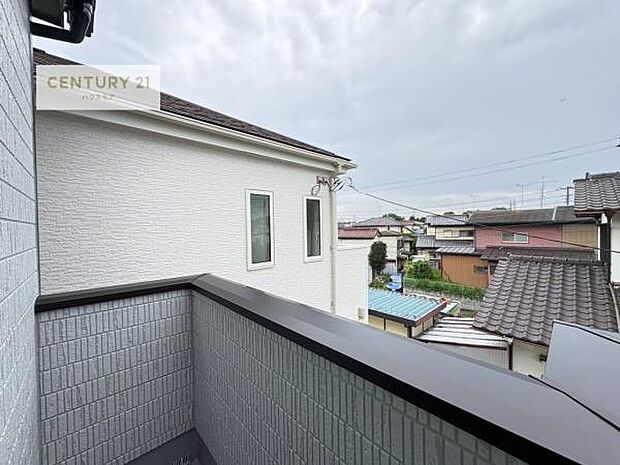 晴れた日には青い空を見渡せる開放的な時間を楽しめます。気持ちの良い風が通り抜ける街並みです!