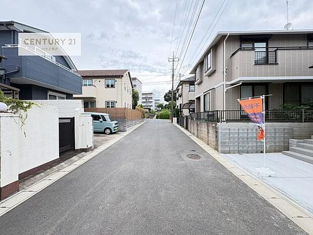 前面道路6m!車庫入れが苦手な方も安心ですね。