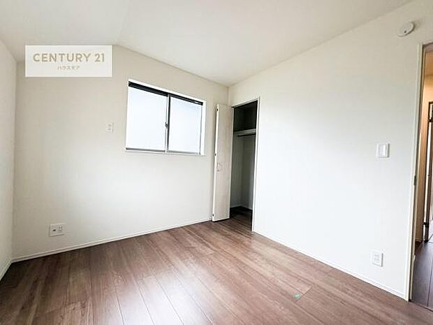 掃き出し窓がないお部屋は、お子様のお部屋としても安心です!収納スペースも充実しているので散らかったお部屋をサッと片付けられます!