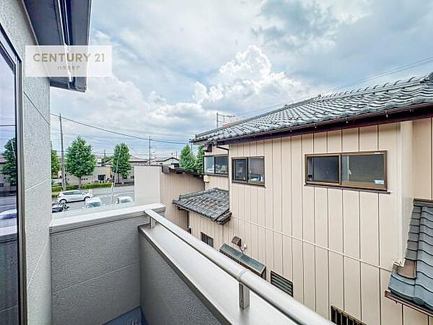 晴れた日には青い空を見渡せる開放的な時間を楽しめます。気持ちの良い風が通り抜ける街並みです!