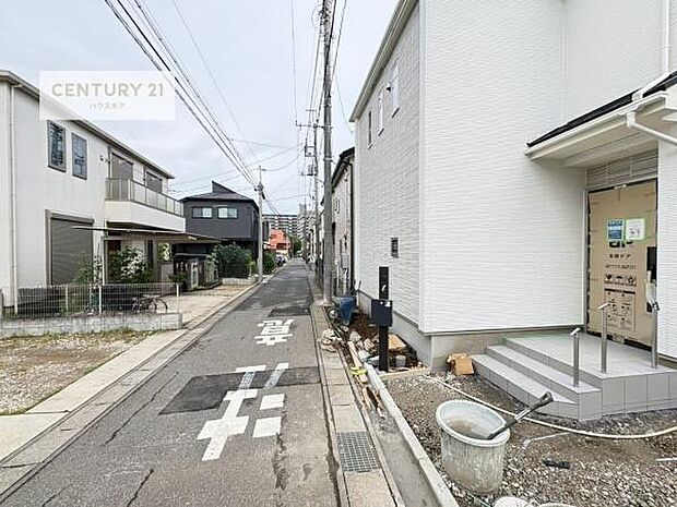 前面道路4m。車庫入れが苦手な方も安心ですね!