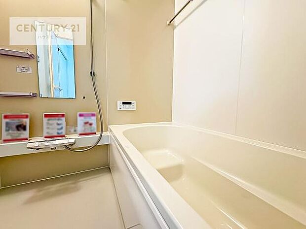1日の疲れをしっかりと癒してくれる浴室です。おうちの素敵なリラクゼーション場所ですね。（同仕様）