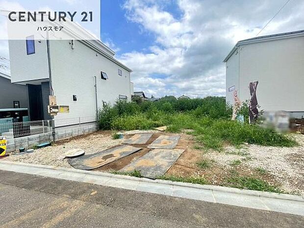 カースペースは並列で2台駐車可能なゆとりある設計。お車同士の入れ替えが不要なため、毎日の通勤やお出かけもスムーズに行えます。【現地販売会開催中】