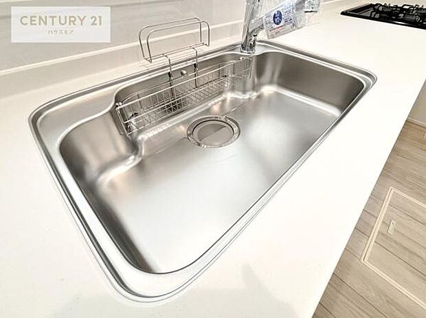 ワイドなシンクですね!水が跳ねにくく洗物がしやすい家事が楽々仕様のシステムキッチンです!デザイン性と機能性を兼ねたキッチンで清潔感がありますね!【同仕様写真】/【現地販売会開催中】