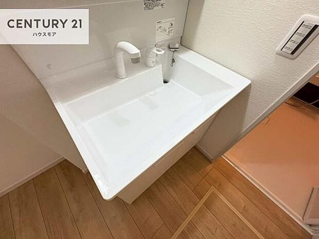 深い洗面台ボウルは、水が跳ねにくいのでお手入れが楽々!清潔感が保てます!キレイな洗面所で自分磨きのモチベーションが上がりますね!