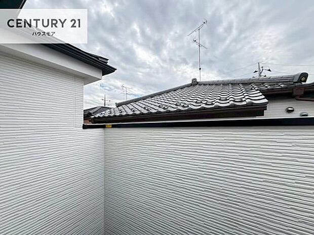 晴れた日には青い空を見渡せる開放的な時間を楽しめます。気持ちの良い風が通り抜ける街並みです!