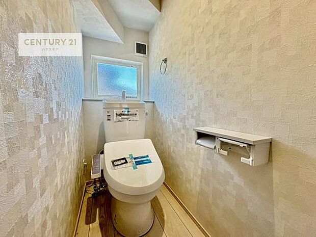 1・2階にトイレがございます!朝の忙しい時間帯も待たずにすみそうですね。白を基調とした清潔感のあるトイレでお手入れがしやすいです!