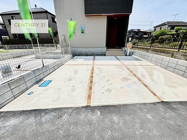 駐車スペースは2台分あります!セカンドカーはもちろん、バイクや自転車なども置き場所に困りません。