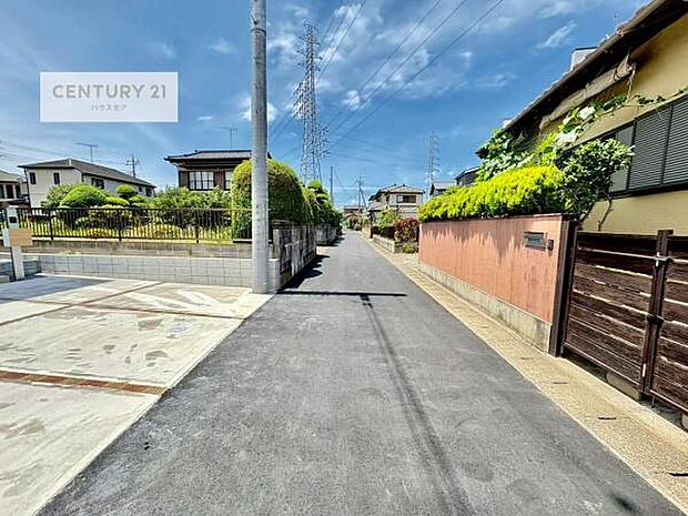 前面道路は4ｍ！陽当り良好な立地です。車庫入れが苦手な方も安心ですね。