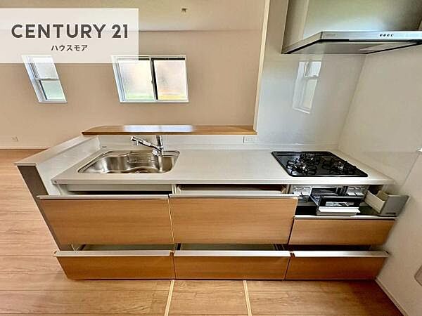 収納力の高いシステムキッチンで、調理器具や食器もすっきり片付き、広々とした空間で快適に料理が楽しめます。
